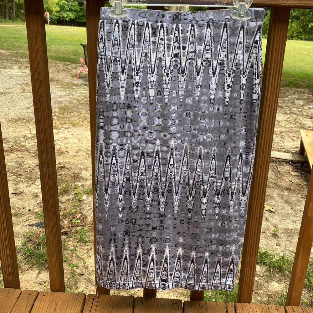 Level eight straight skirt. Size medium. Fully lined. Black gray and white.
